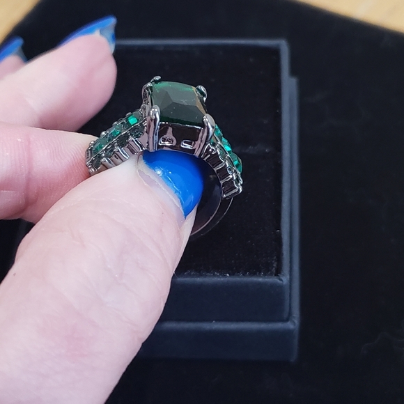 Betsey Johnson Green Crystal Fashion Ring - Picture 6 of 7